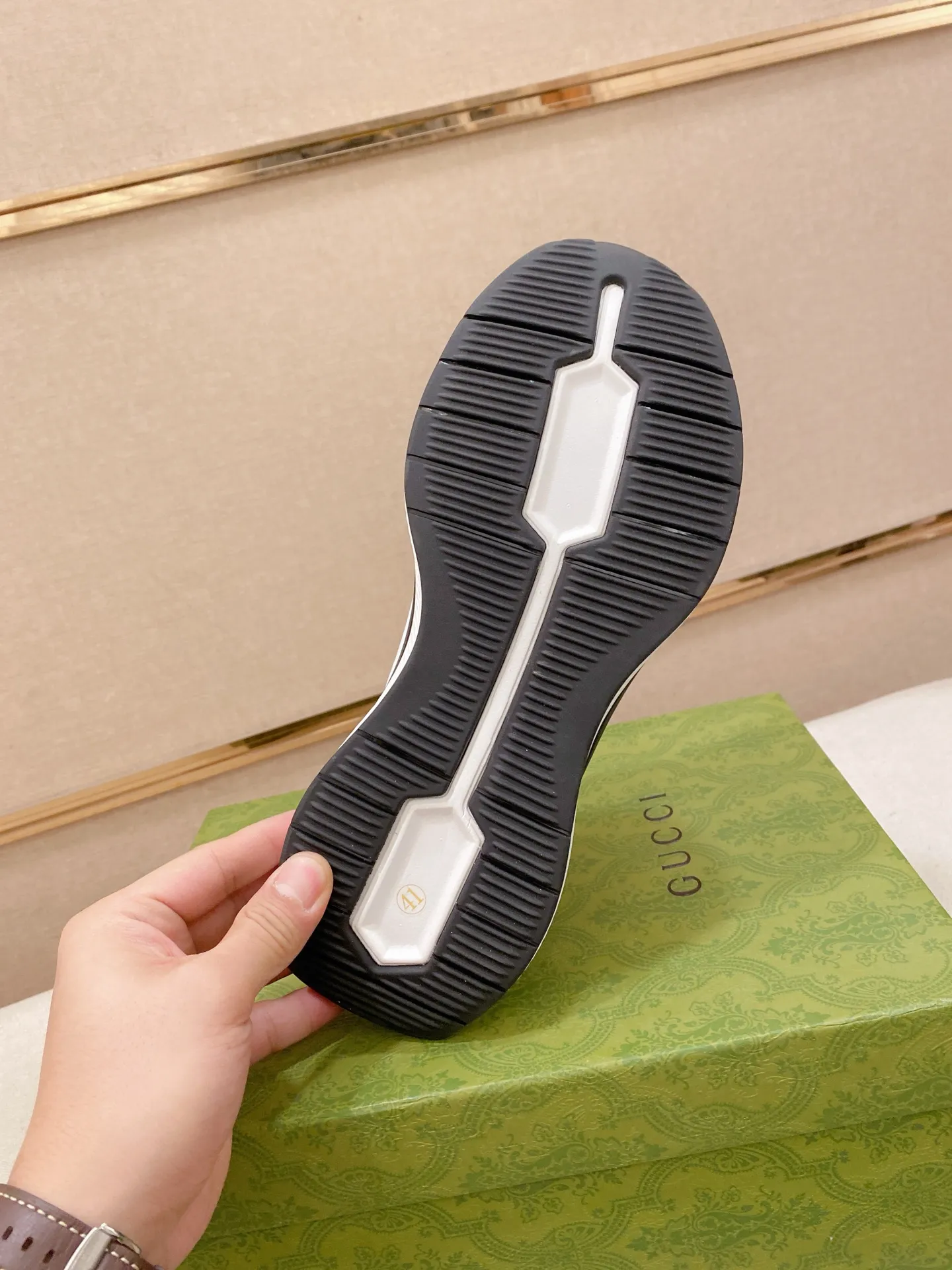 Men's shoes 💰 462💰The new GUCCI (Gucci) counters are launched simultaneously. The new men's shoes, 😘fabrics are selected from imported cowhide, and the lining is sheepskin lining. 👍🏿 High-end ☄️ air-cushion molded anti-slip rubber outsole, exquisite lines, simple and elegant, comfortable and high-end for leisure travel. Code number: 38 to 44 (45 can be customized and cannot be returned or exchanged)